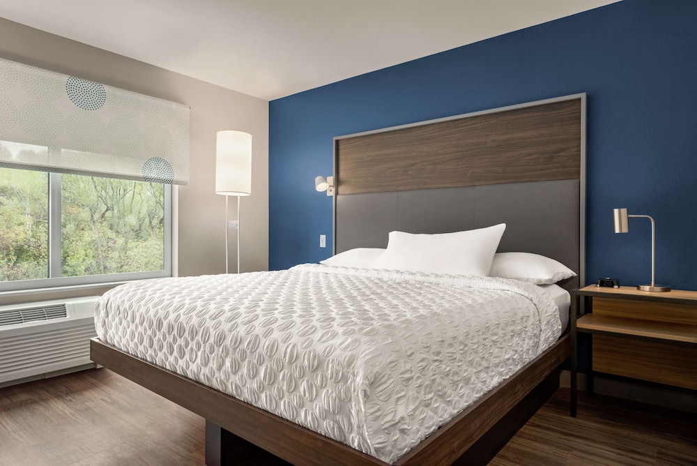 Room, 1 King Bed, Accessible, Bathtub - Photo 2