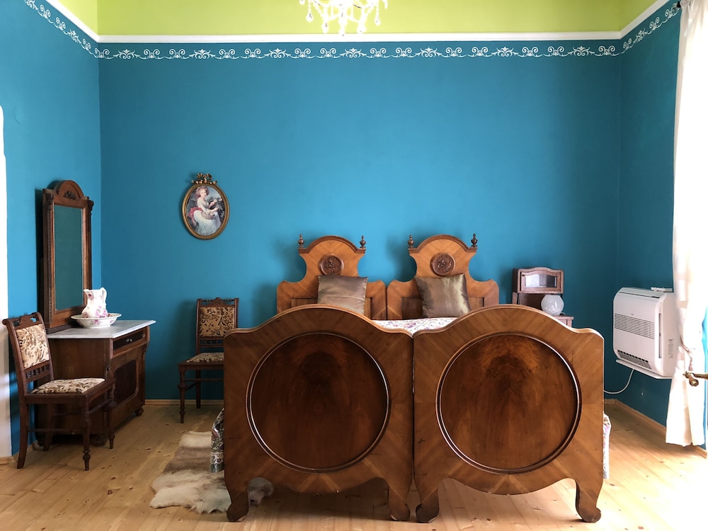 Royal Quadruple Room, 2 Queen Beds, Balcony, Garden View photo 2
