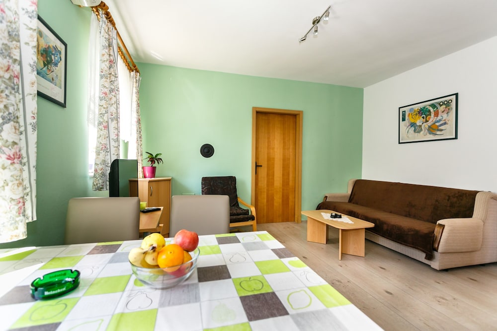 Classic Apartment, Multiple Beds, Non Smoking, Garden View photo 3