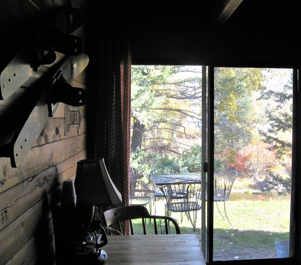 Standard Room, 1 Queen Bed, River View photo 2