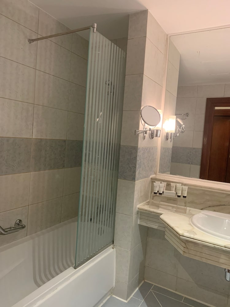 Deluxe Room, 1 King Bed, Pool View