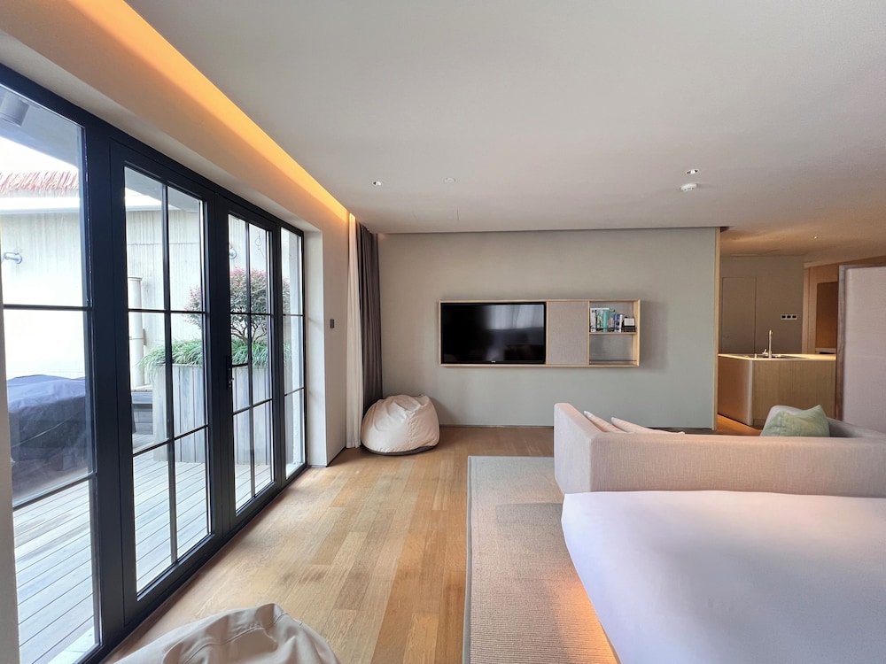 Luxury Suite, 1 Queen Bed, Patio, City View