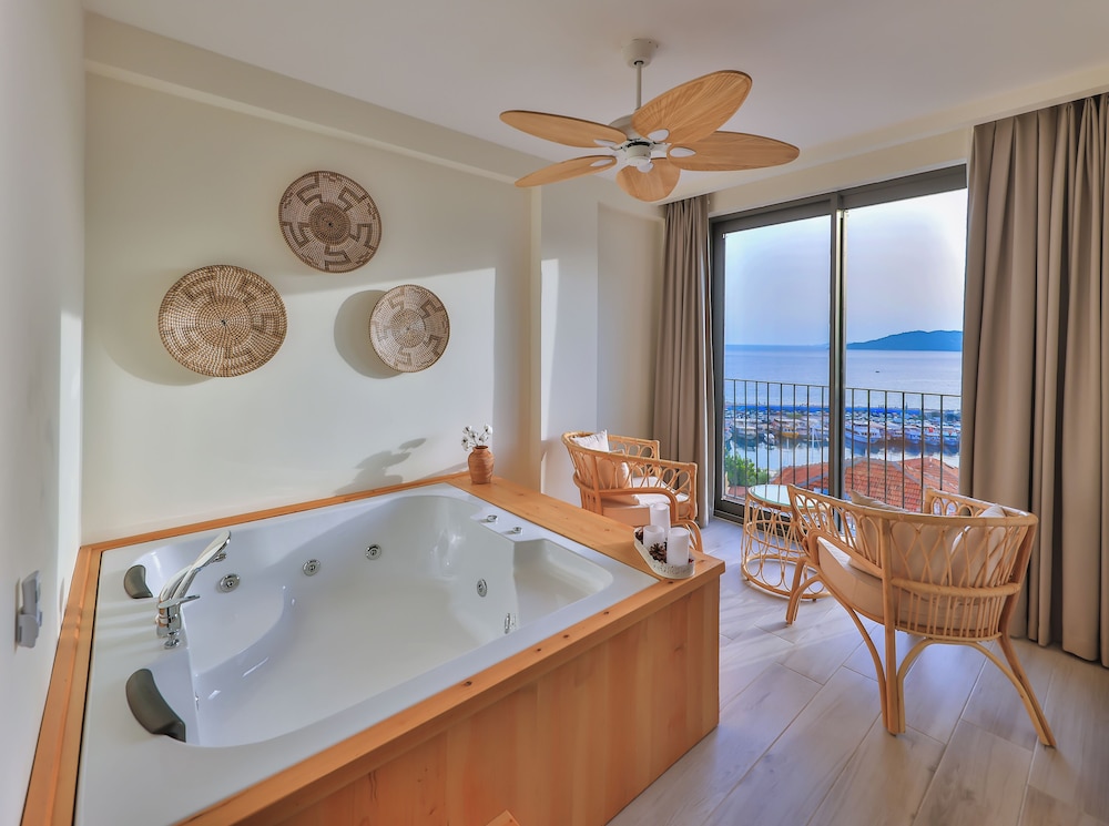 Deluxe Room with Sea View and Jacuzzi - Photo 6