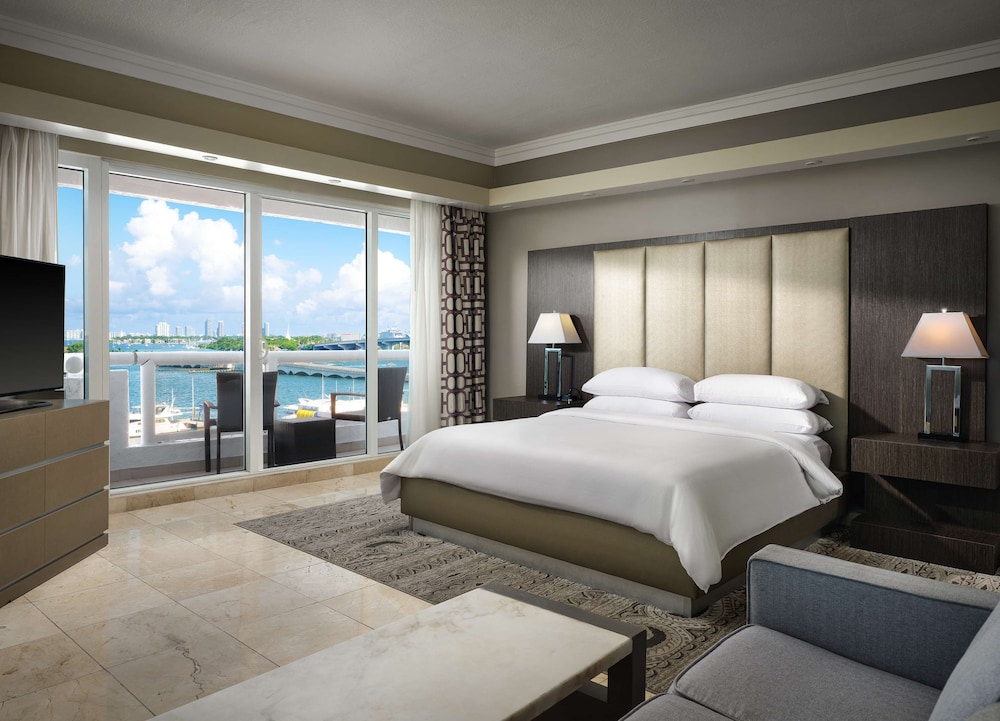 Grand Suite, 1 King Bed, Bay View thumbnail 6