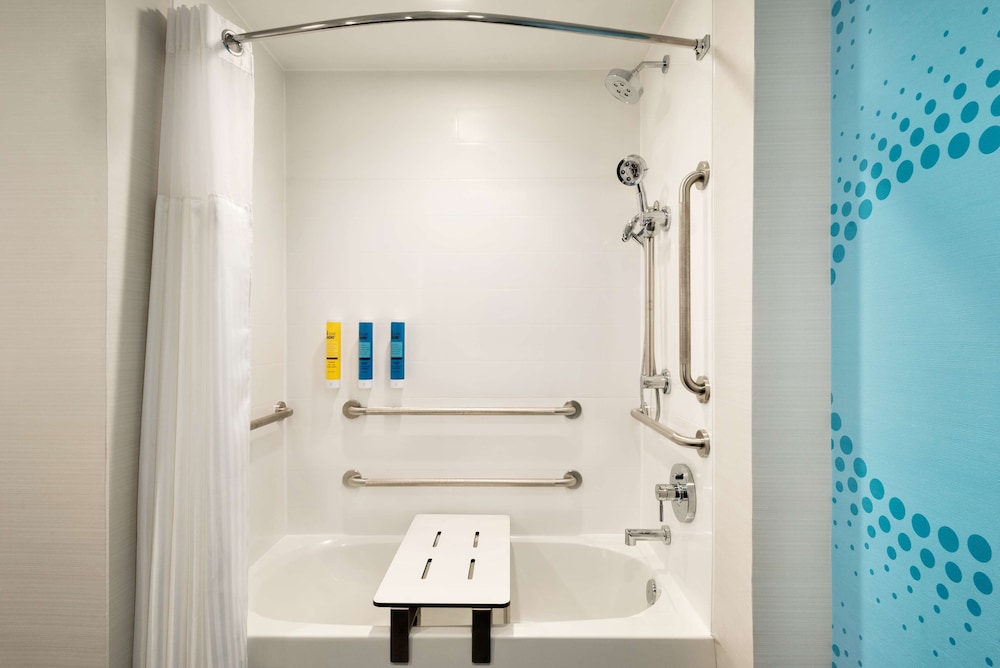 Room, 1 King Bed, Accessible, Bathtub (Hearing) photo 2