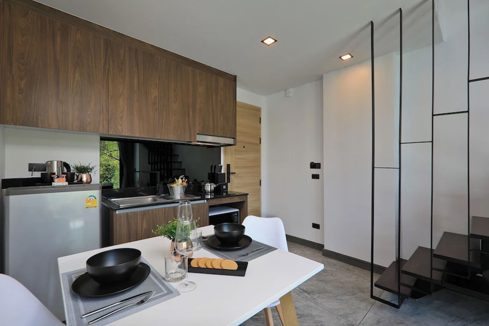 Design Condo, Balcony, Pool View photo 3