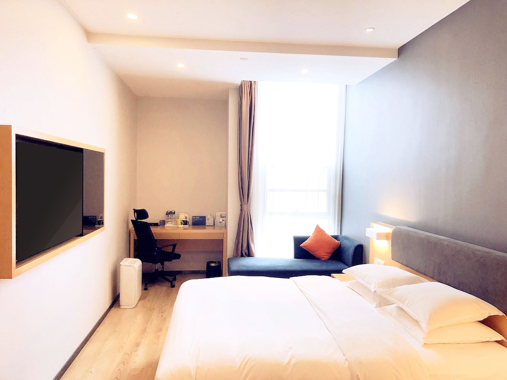 Standard Room, 1 King Bed photo 3
