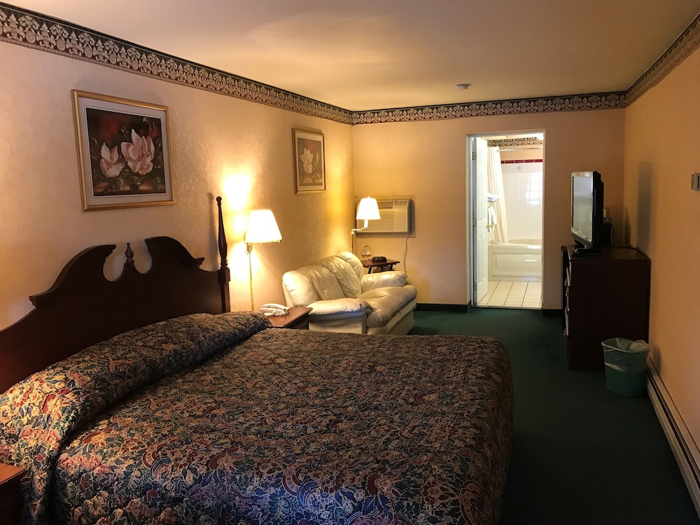 Room, 1 King Bed, Non Smoking, Jetted Tub photo 2