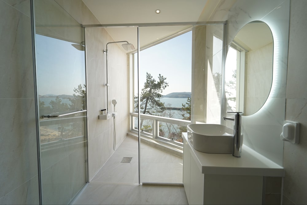 Party Cove Suite B Type photo 2