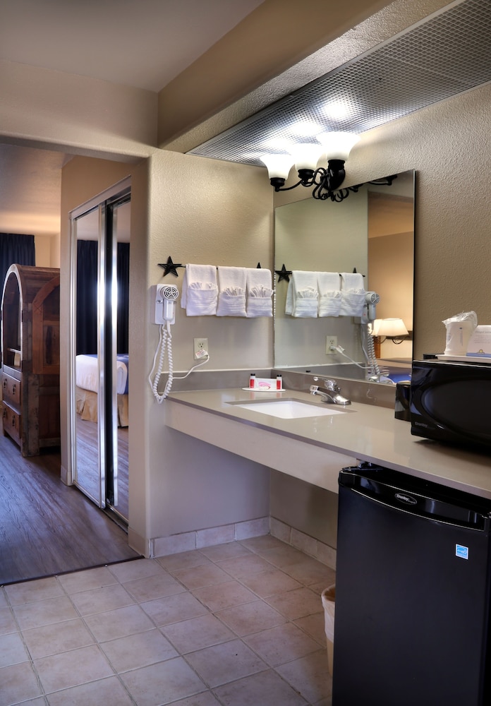Suite, 2 Queen Beds, Non Smoking - Photo 4