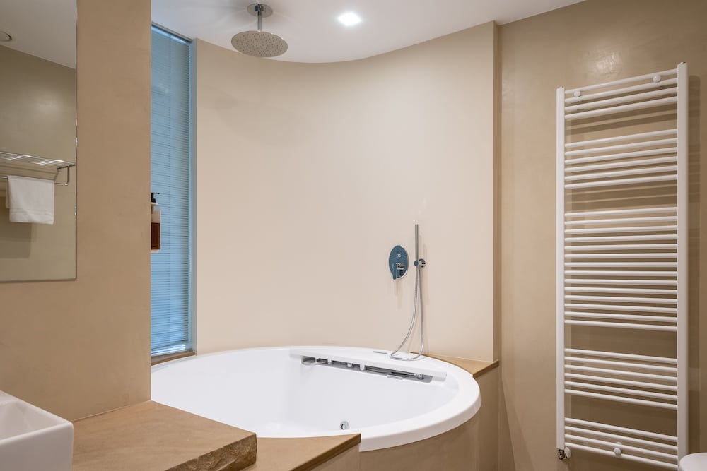 Exclusive Suite, Hot Tub - Photo 6