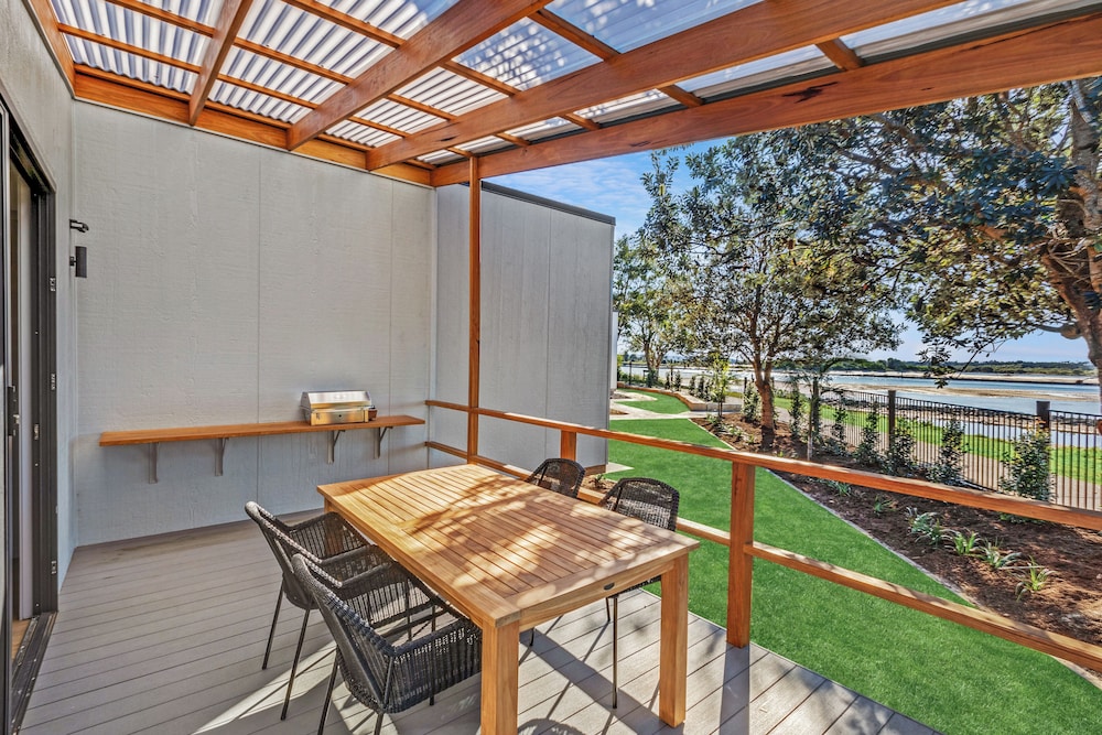 Premium Cabin - Sleeps 4 - Easy Access photo 3