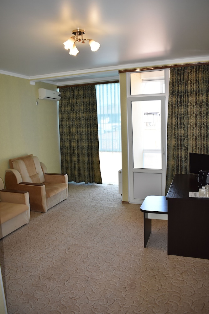 Family Room, 1 Bedroom photo 2