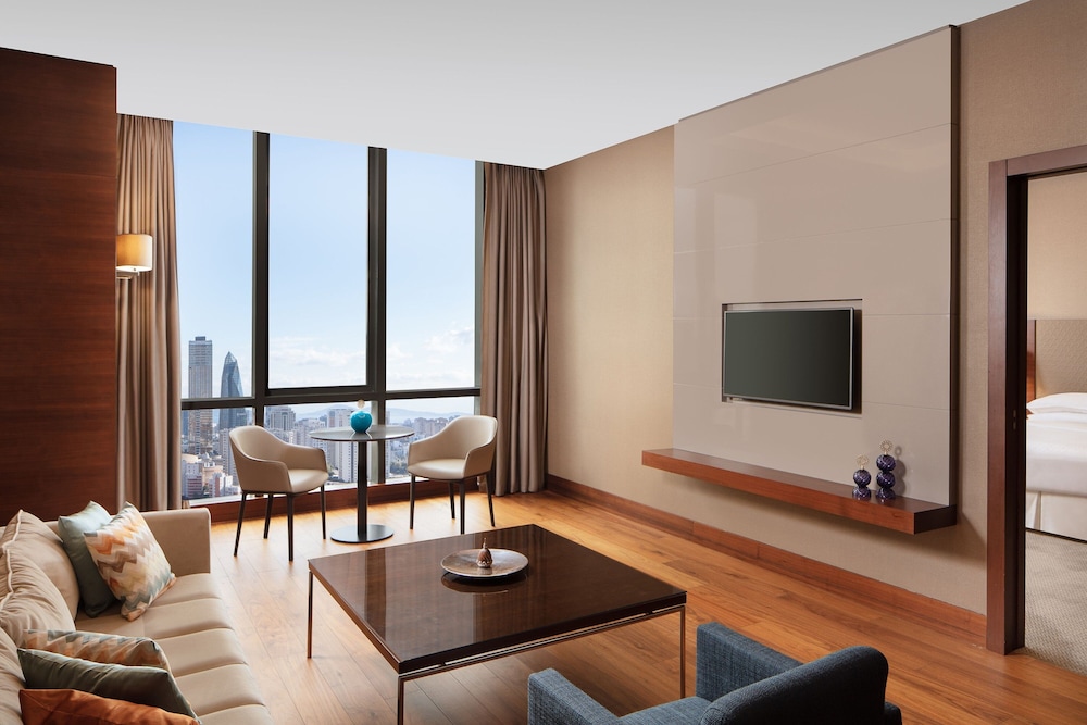 Grand Suite, 1 King Bed, Corner thumbnail 6