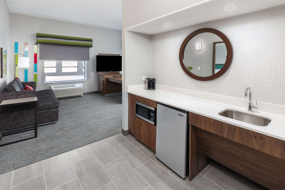 Suite, 1 King Bed, Accessible (Mobility & Hearing, Roll-in Shower) - Photo 3