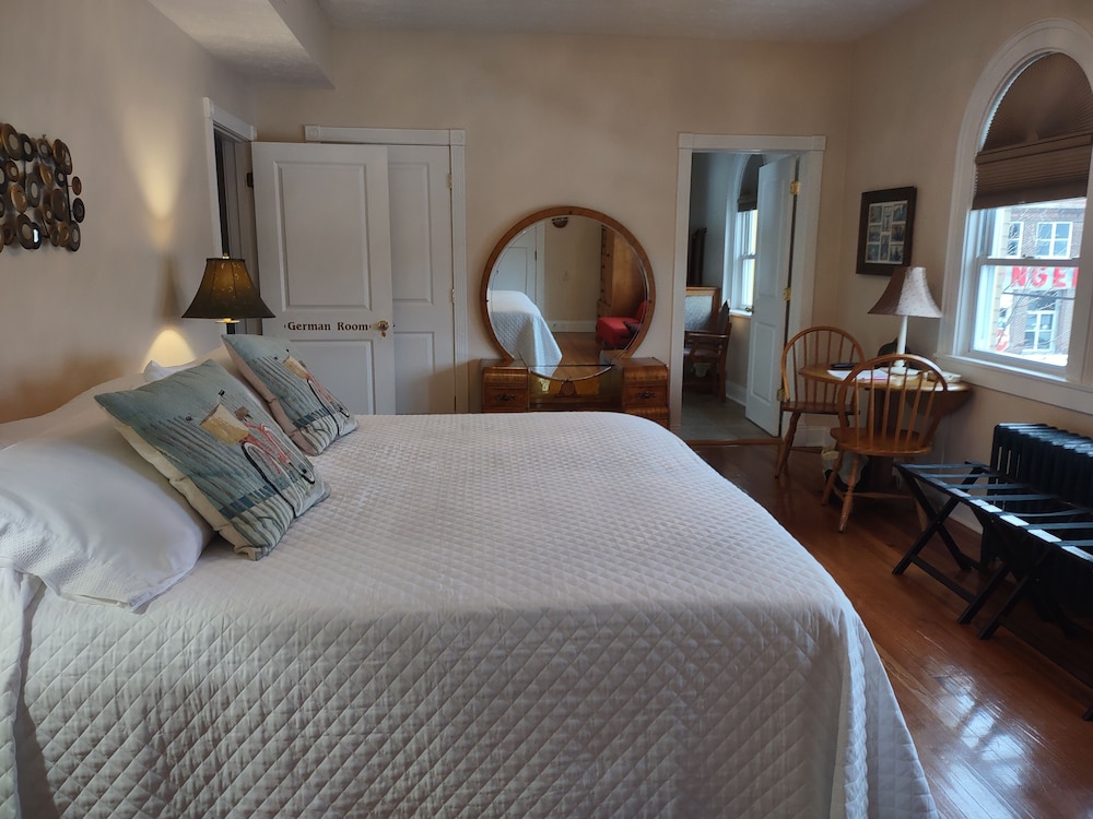 German Room with 1 King or 2 Twin Beds photo 2