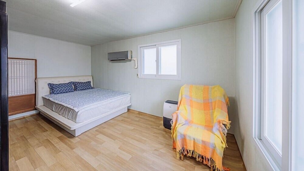Room (private house) - Photo 11