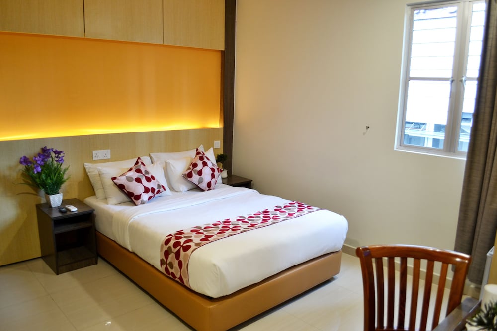 Deluxe Room, 1 Queen Bed photo 2
