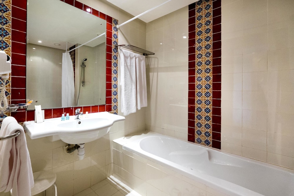 Basic Double or Twin Room - Photo 3
