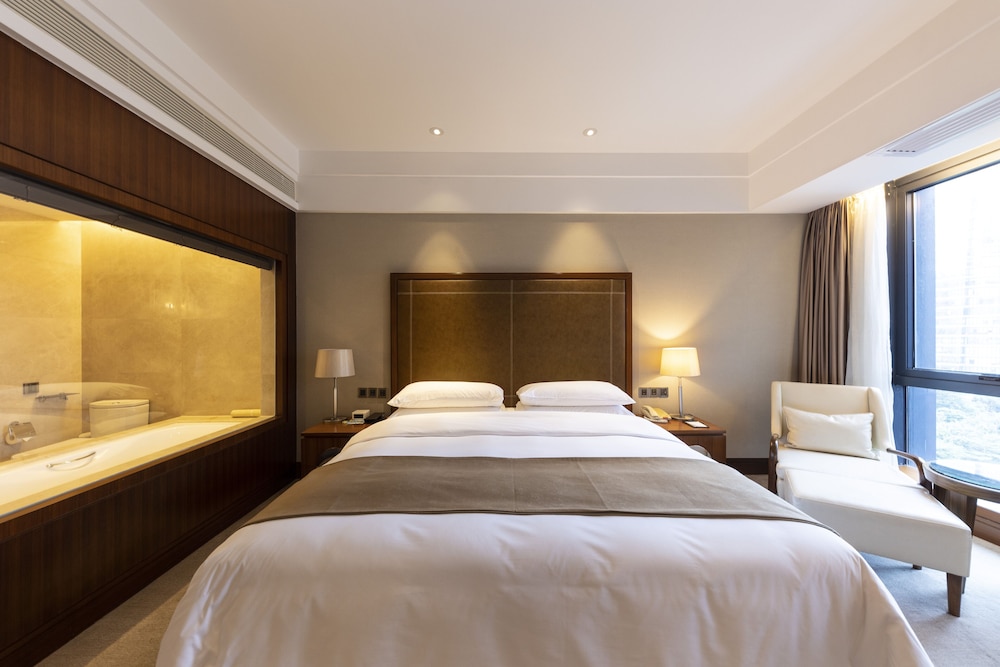 Superior Room, 1 King Bed thumbnail 6