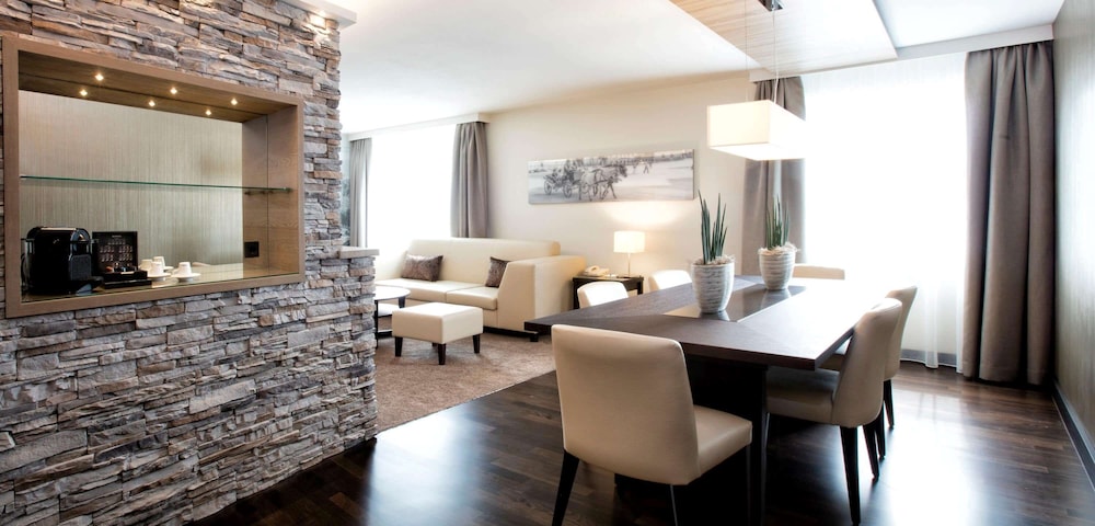 Grand Suite, 1 King Bed (Club Lounge Access) thumbnail 5