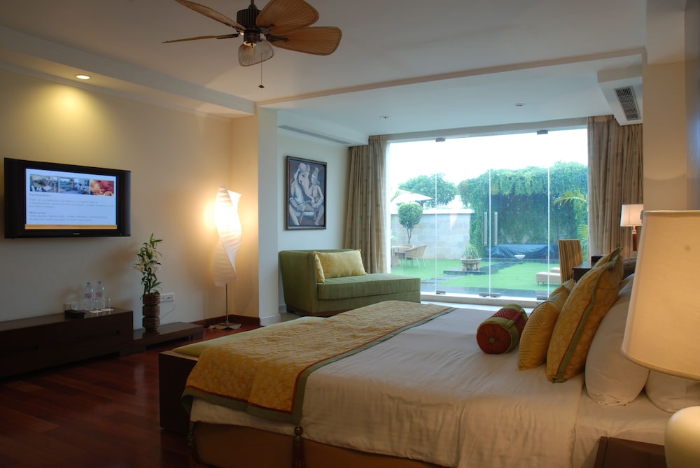 Deluxe Room, 1 King Bed, Garden View - Photo 1