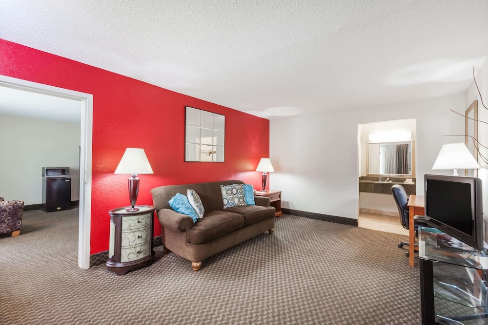 Suite, 1 King Bed, Non Smoking, Jetted Tub photo 1