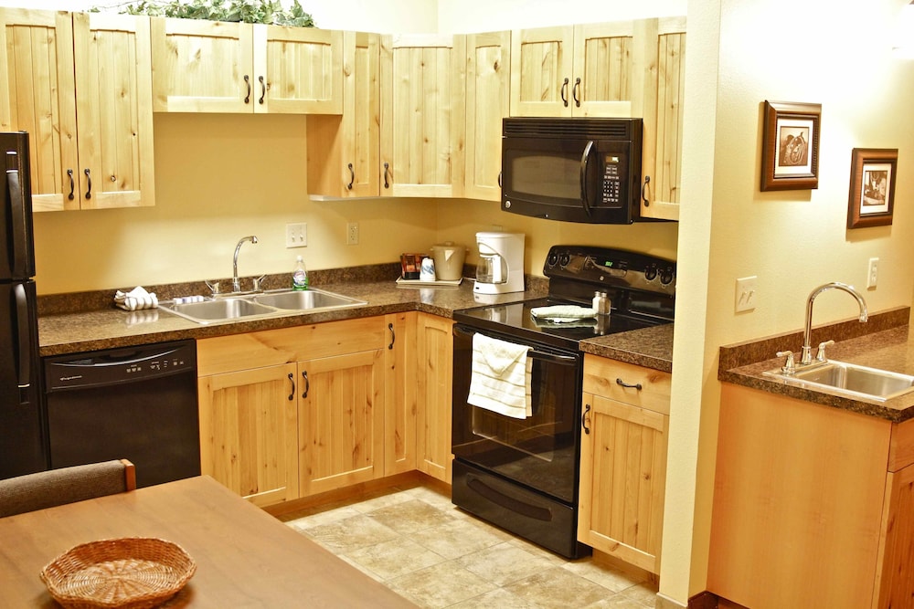 Suite, 2 Bedrooms, Accessible with Kitchen and Living room - Photo 5