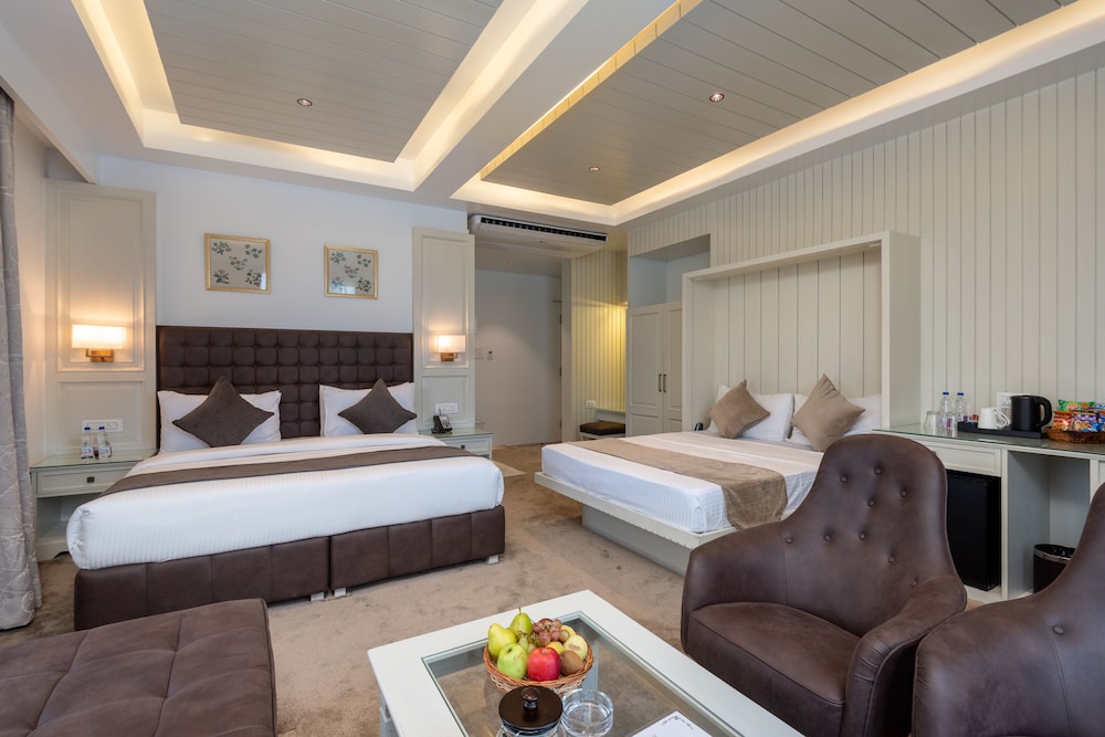 Luxury Family Suite with Bathtub photo 1