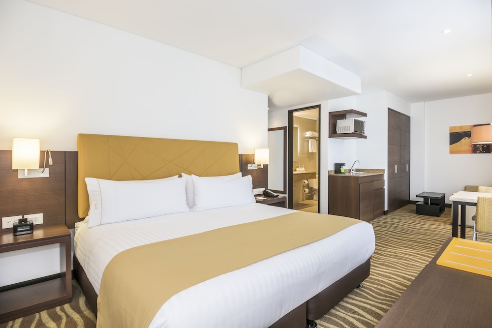 Suite, 1 King Bed, Balcony photo 1