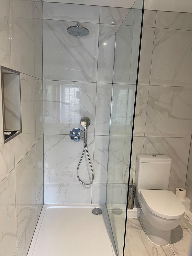 Suite, Ensuite (room 8) photo 3