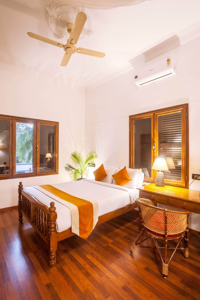 Deluxe Queen Room With Shared Bathroom photo 3