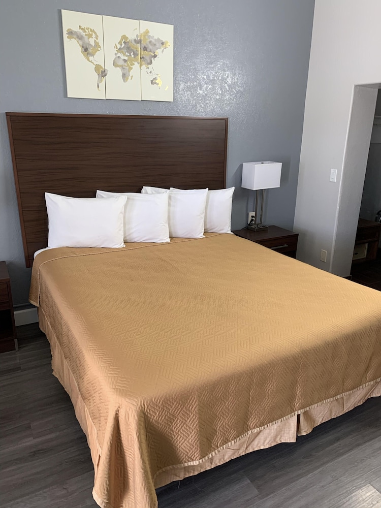 Standard Room, 1 King Bed, Non Smoking photo 1