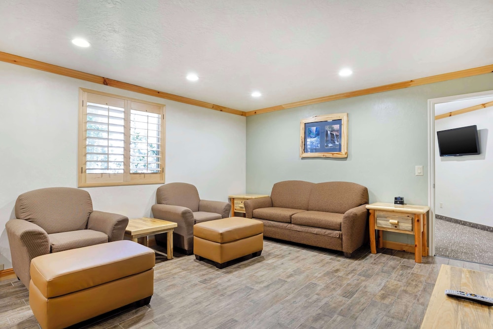 Suite, 1 King Bed, Non Smoking (Walk-in Shower;Separate Living Room)