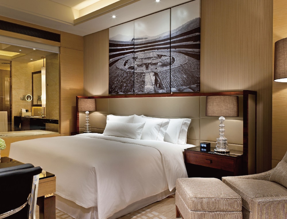 Room, 1 King Bed, City View - Photo 2