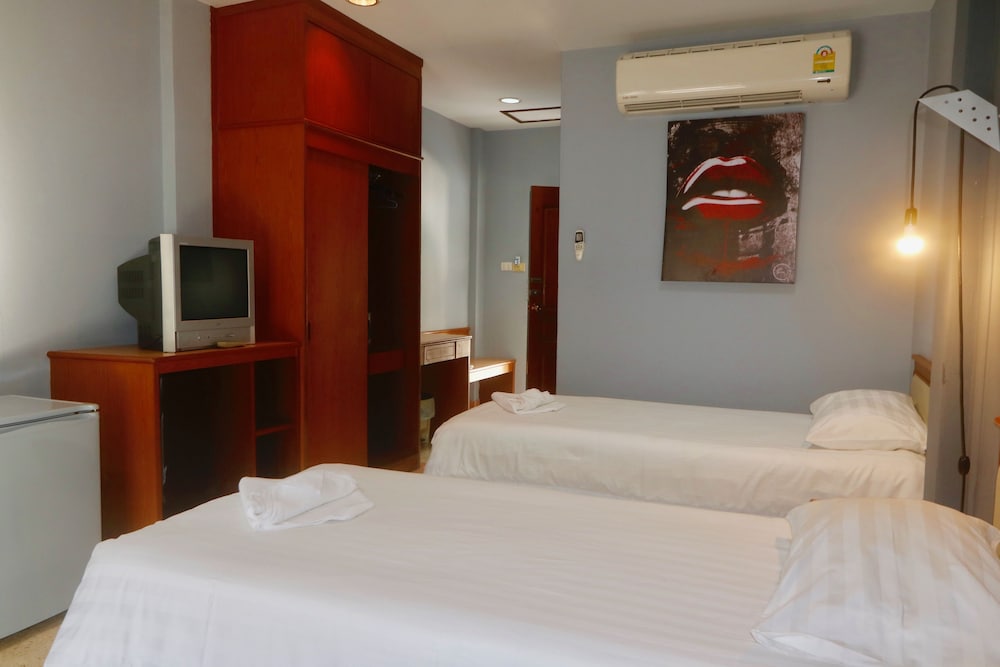 Basic Twin Room, 2 Twin Beds photo 3