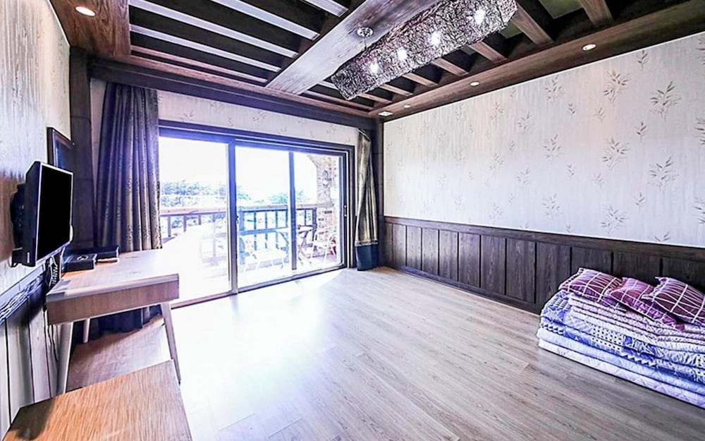 Room ([Pension Building] -Ondol Room 301 (S)