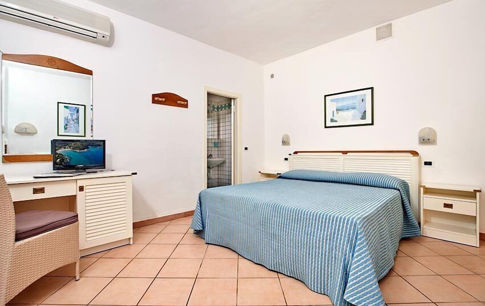 Classic Double or Twin Room, Patio, Garden View photo 2
