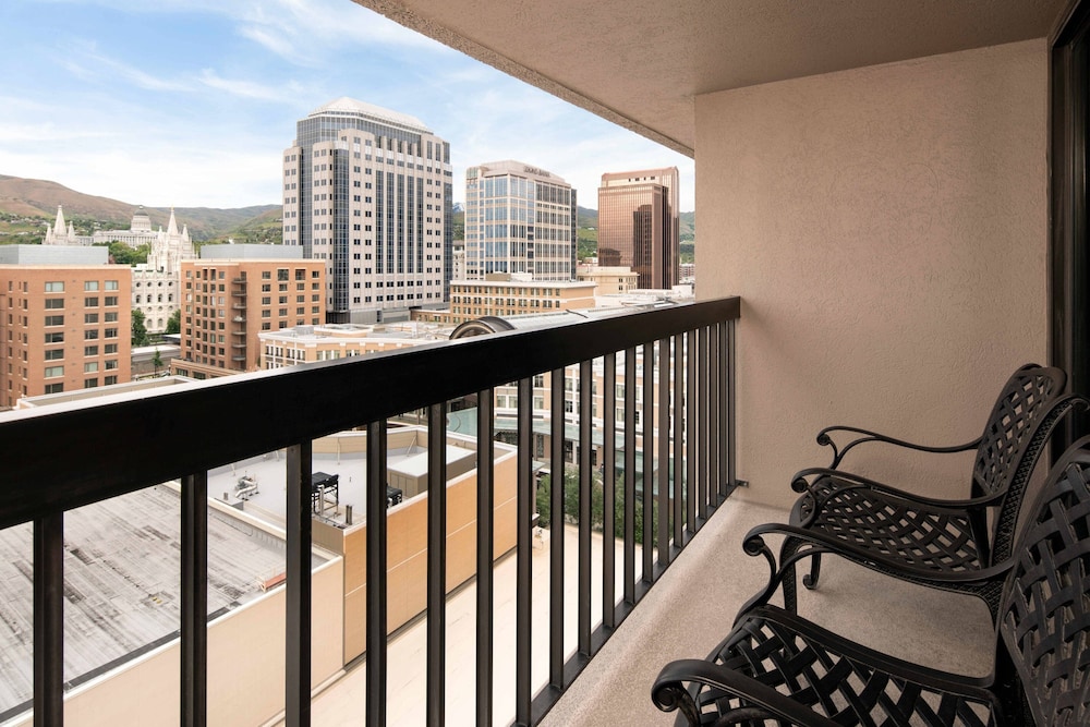 Executive Room, 1 King Bed, Balcony - Photo 7