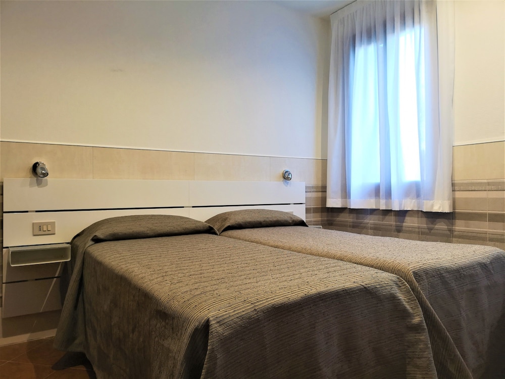 Basic Double Room, Shared Bathroom photo 1