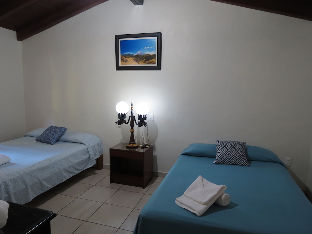 Standard Quadruple Room - Photo 11