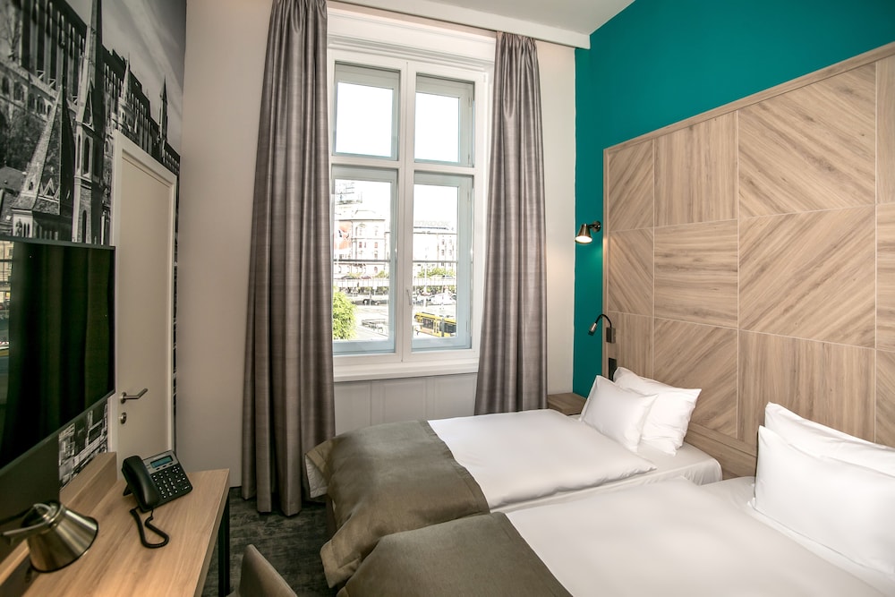 Standard Room, 1 King Bed