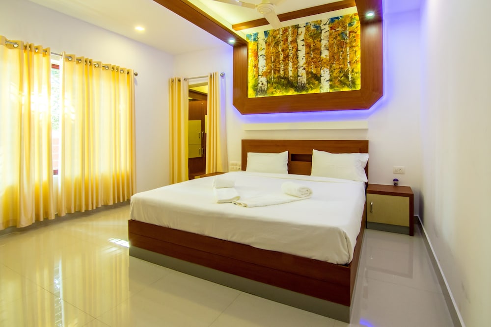 Superior Room, 1 King Bed, Courtyard View photo 1