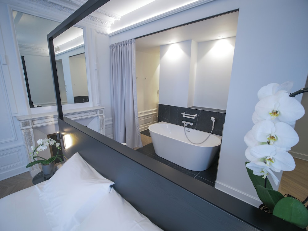 Deluxe Double Room, 1 Queen Bed, Non Smoking, Bathtub - Photo 4