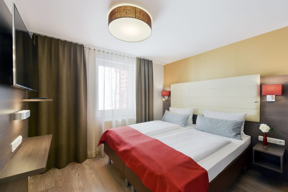 Four-Room Apartment (Three Bedrooms and One Living Room) photo 1