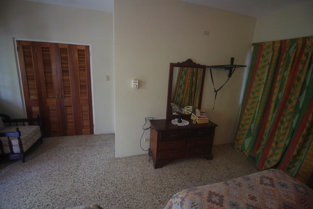 Quarto Duplo Básico para Uso Individual, Múltiplas Camas, Vista Parcial para o Oceano