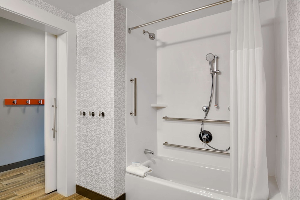 Room, 1 King Bed, Accessible, Bathtub (Mobility & Hearing) - Photo 6