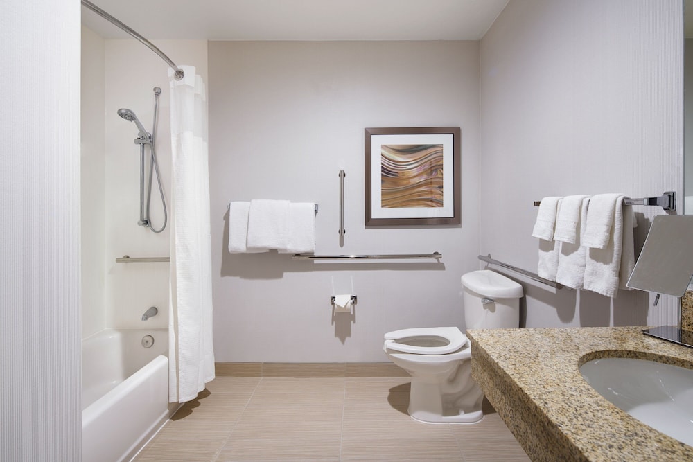 Suite, 1 Queen Bed with Sofa bed (Mobility/Hearing Accessible, Tub)