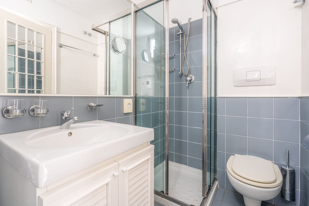 Standard Double or Twin Room - Photo 8