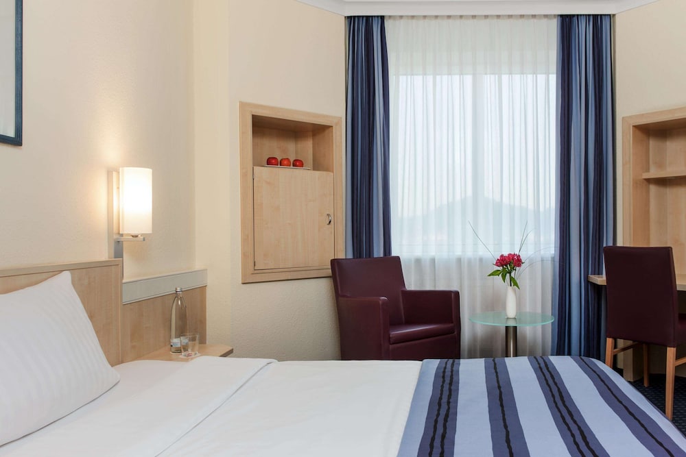 Standard Room, 1 Queen Bed